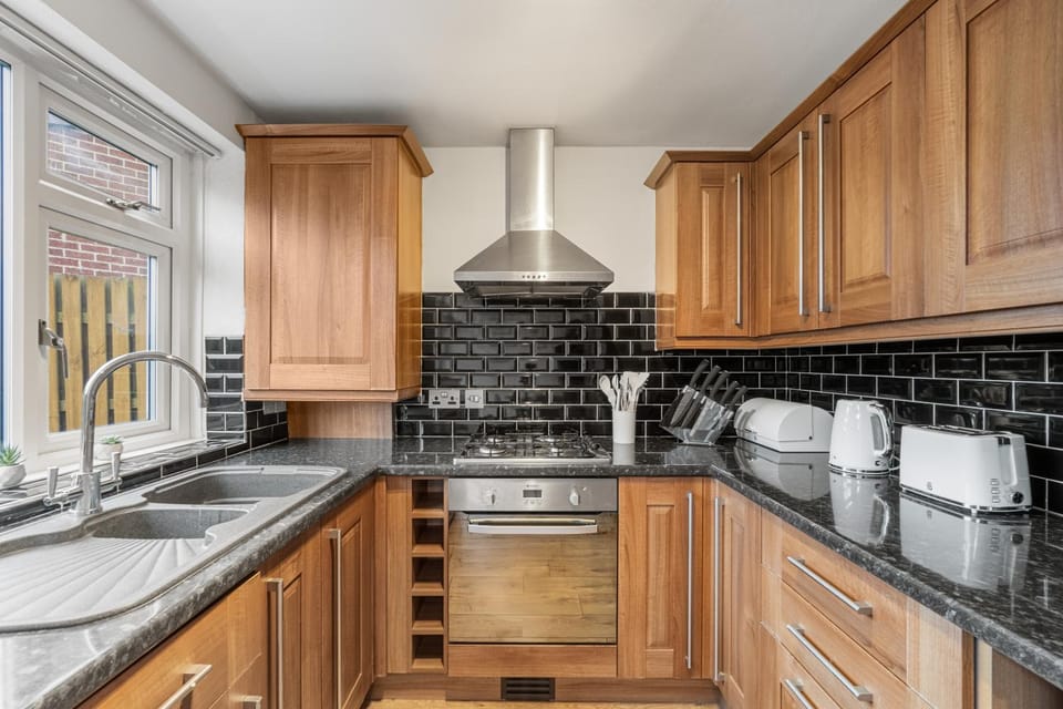 Kitchen or kitchenette, dishwasher, stove