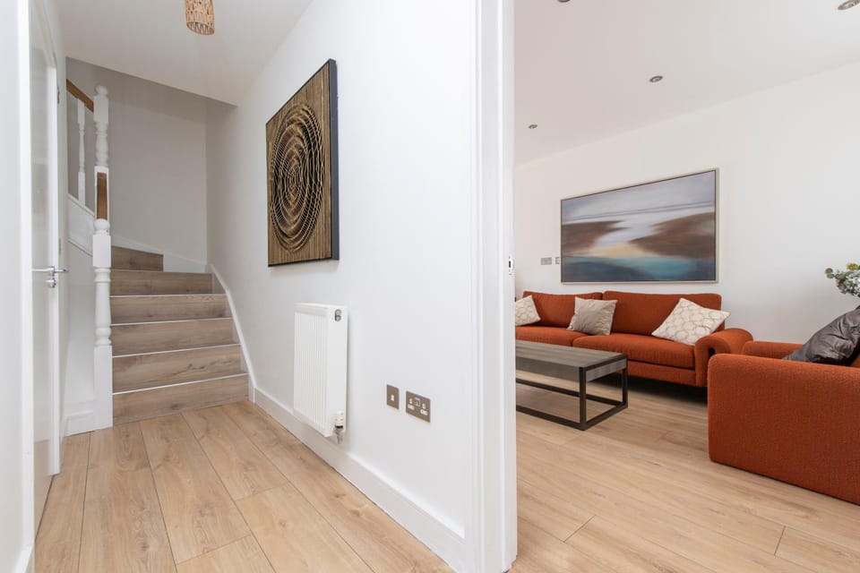 3BR Home in Waltham Cross - Blackthorn Apartment in Enfield
