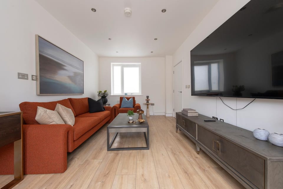 3BR Home in Waltham Cross - Blackthorn Apartment in Enfield