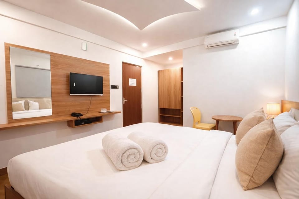Bed, TV and multimedia, Bedroom, wardrobe, air conditioner