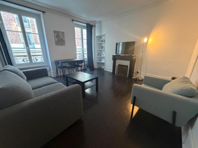 TV and multimedia, Living room, Seating area, Dining area