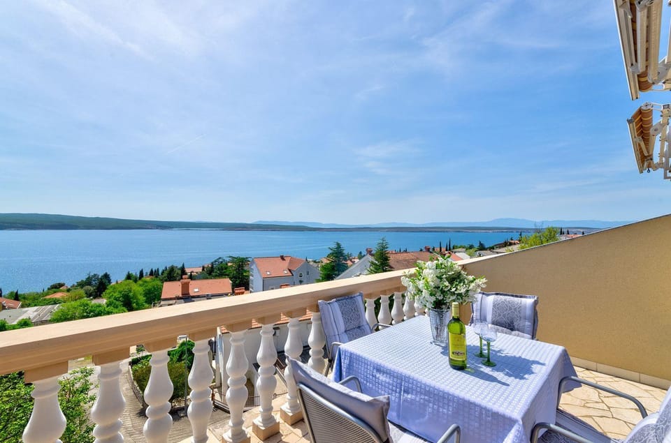 Helles Apartment mit traumhaften Meerblick und nur 300 Meter zum Strand - Vierbeiner willkommen Apartment in Primorje-Gorski Kotar County