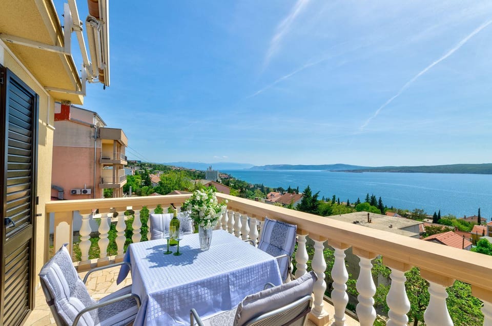 Helles Apartment mit traumhaften Meerblick und nur 300 Meter zum Strand - Vierbeiner willkommen Apartment in Primorje-Gorski Kotar County