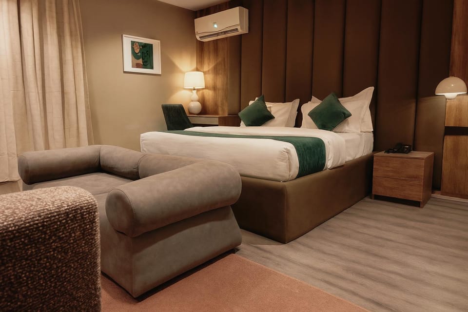 Bed, Living room, Photo of the whole room, Seating area, Bedroom, air conditioner