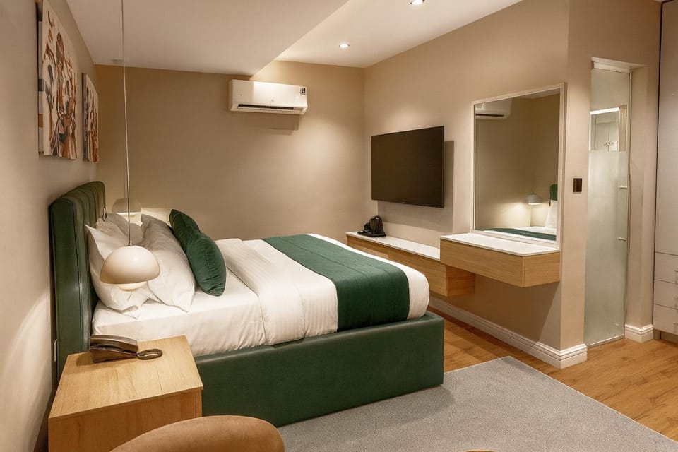 Bed, TV and multimedia, Bedroom