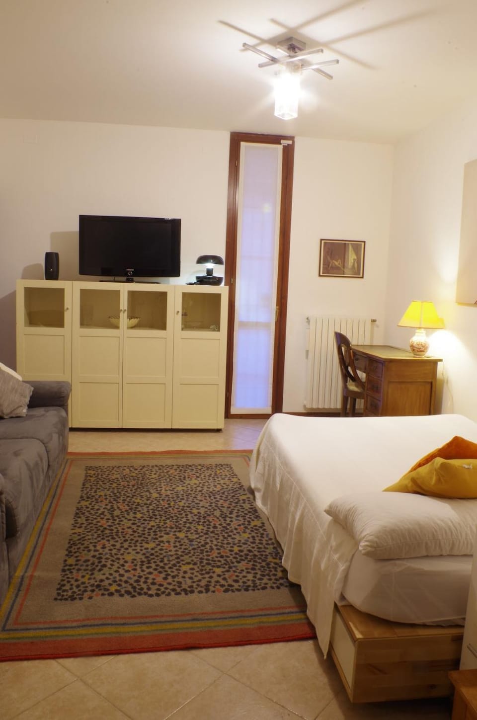Bed, TV and multimedia, Living room, Photo of the whole room, Seating area, Bedroom