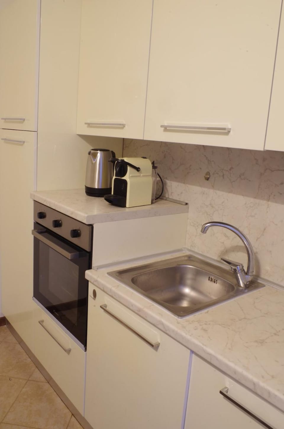 Coffee/tea facilities, Kitchen or kitchenette, stove