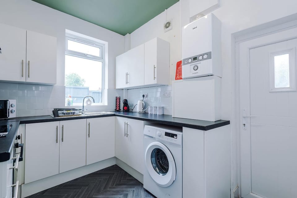 Kitchen or kitchenette, oven, stove, washing machine