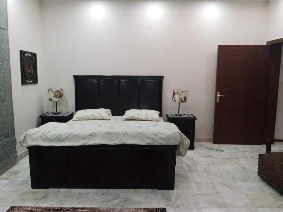 Spacious Upper Portion in a 1 Kanal Home House in Lahore