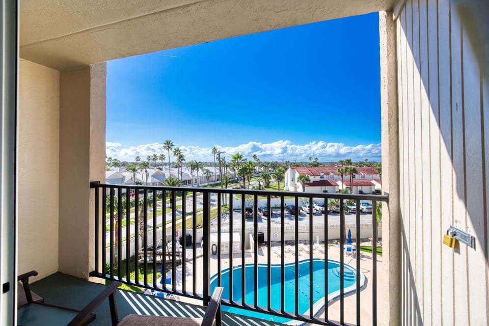 Patio, Day, View (from property/room), Balcony/Terrace, Pool view, Swimming pool, sunbed