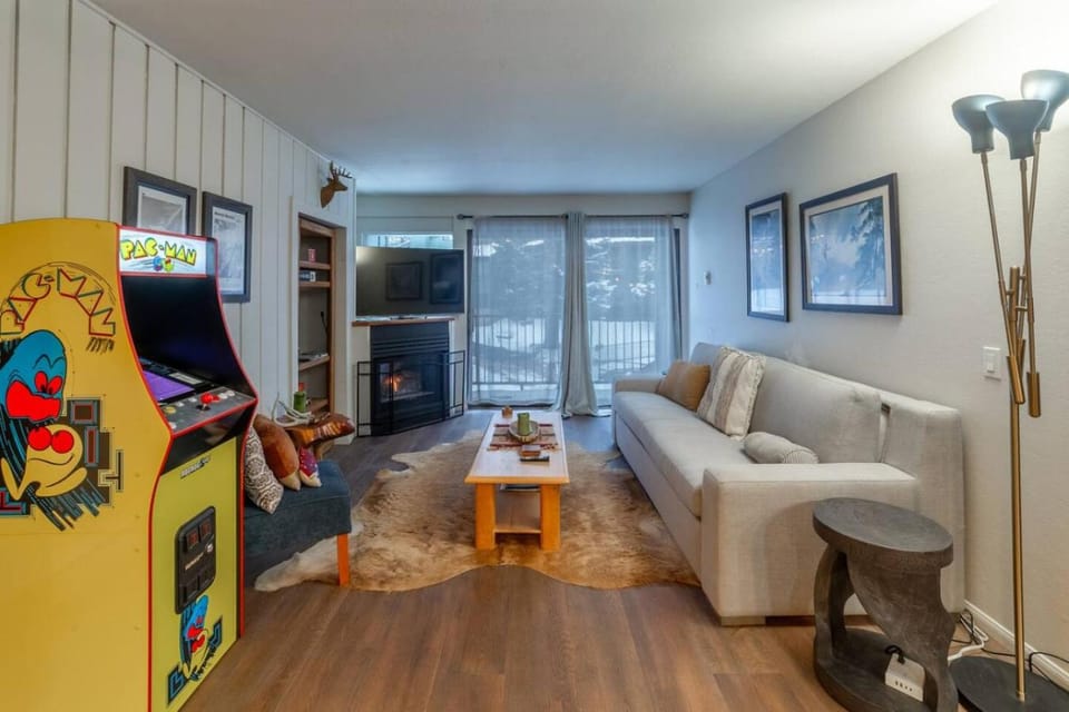 Ski In Canyon Lodge Modern 1 bdrm Pacman and Garage House in Mammoth Lakes