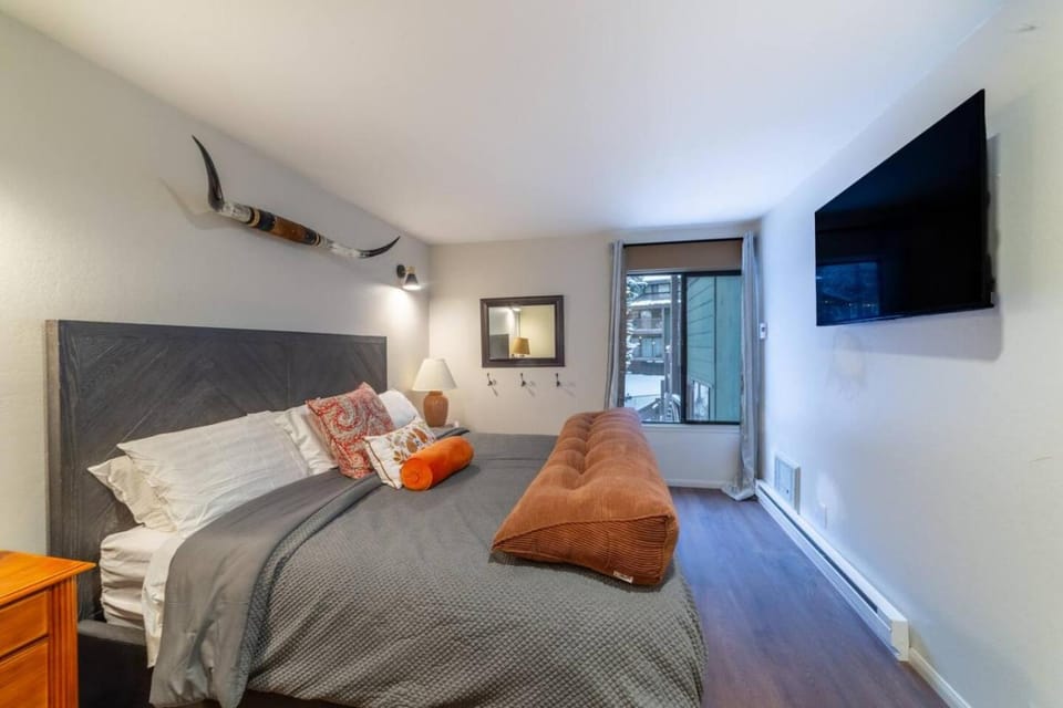Ski In Canyon Lodge Modern 1 bdrm Pacman and Garage House in Mammoth Lakes