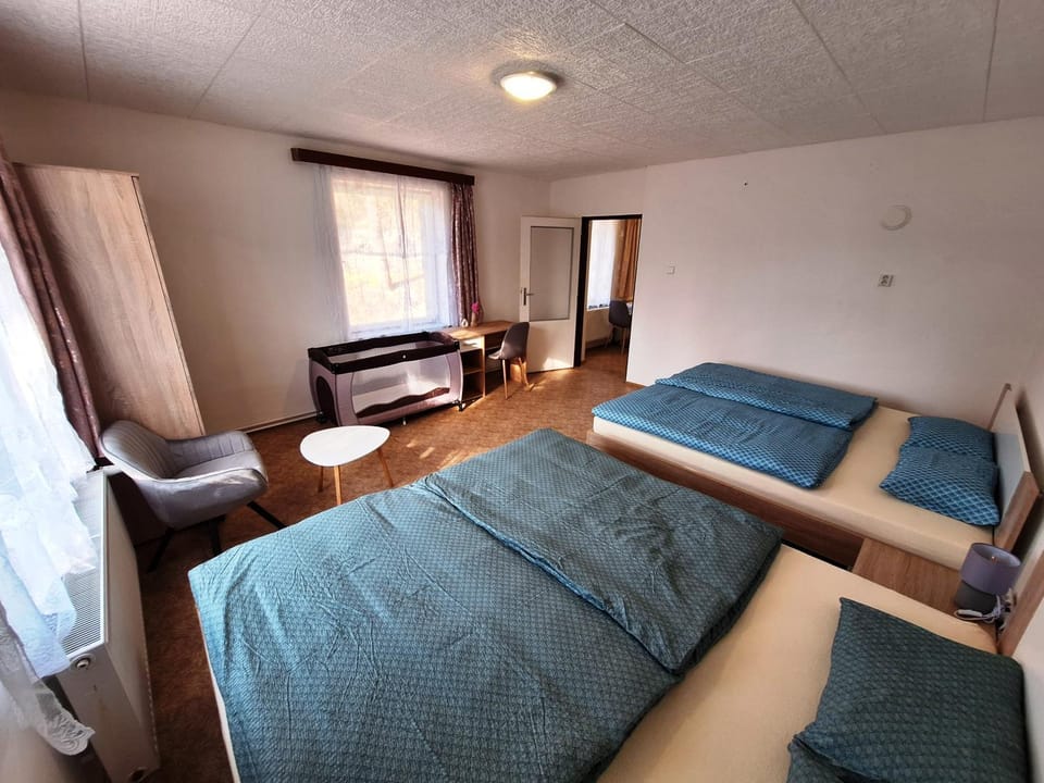 Bedroom, cot