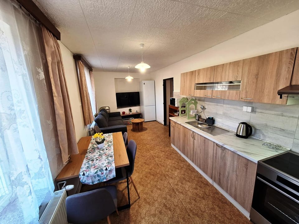 Kitchen or kitchenette, Living room, Seating area, kitchen