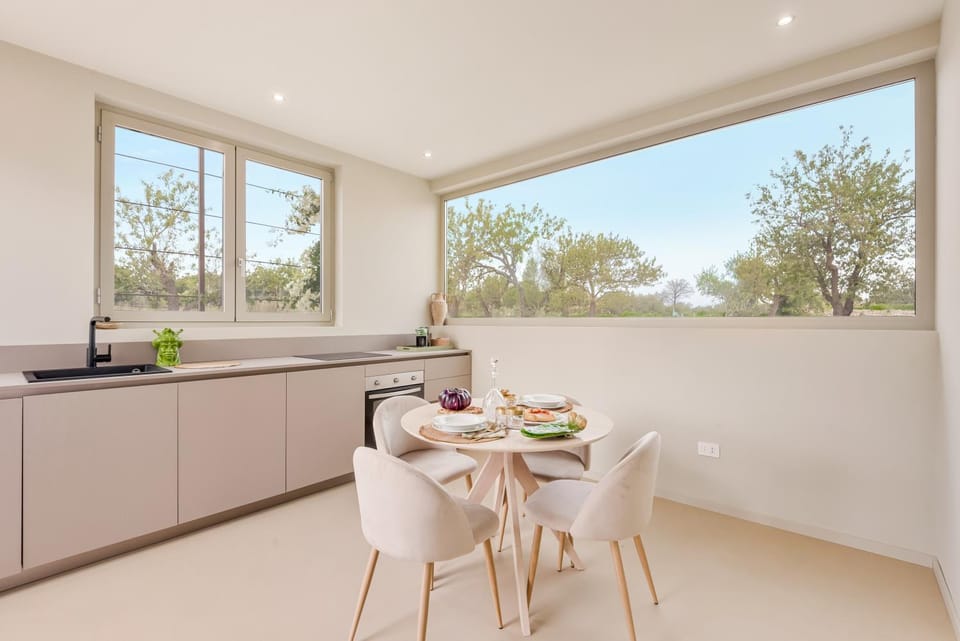 Kitchen or kitchenette, Dining area