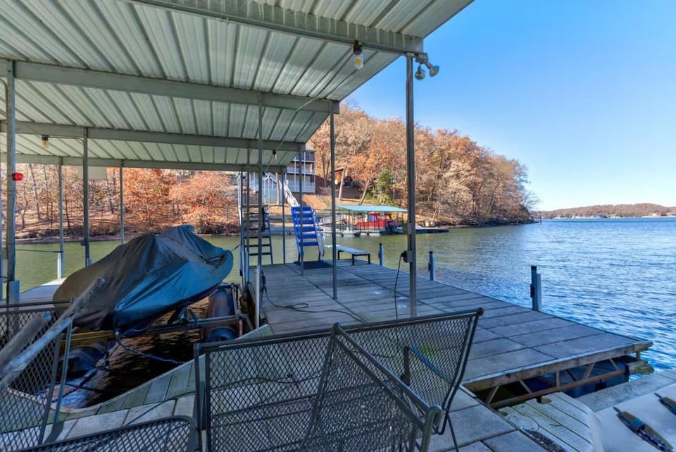 Secluded Cove on Lake! Hottub! Private Slip Dock! House in Lake of the Ozarks