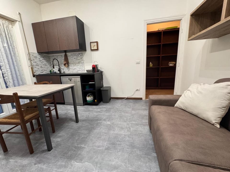 Kitchen or kitchenette, Living room, Seating area, Dining area, oven