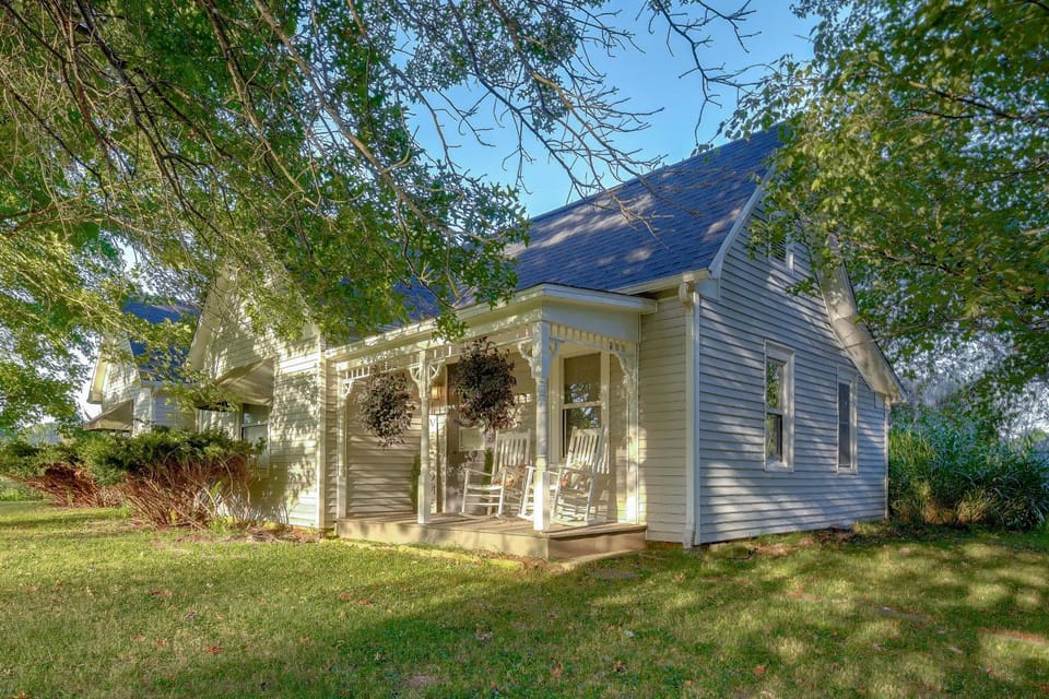 Century Old Farmhouse in Fulton: 6 Mi to Town! House in Missouri