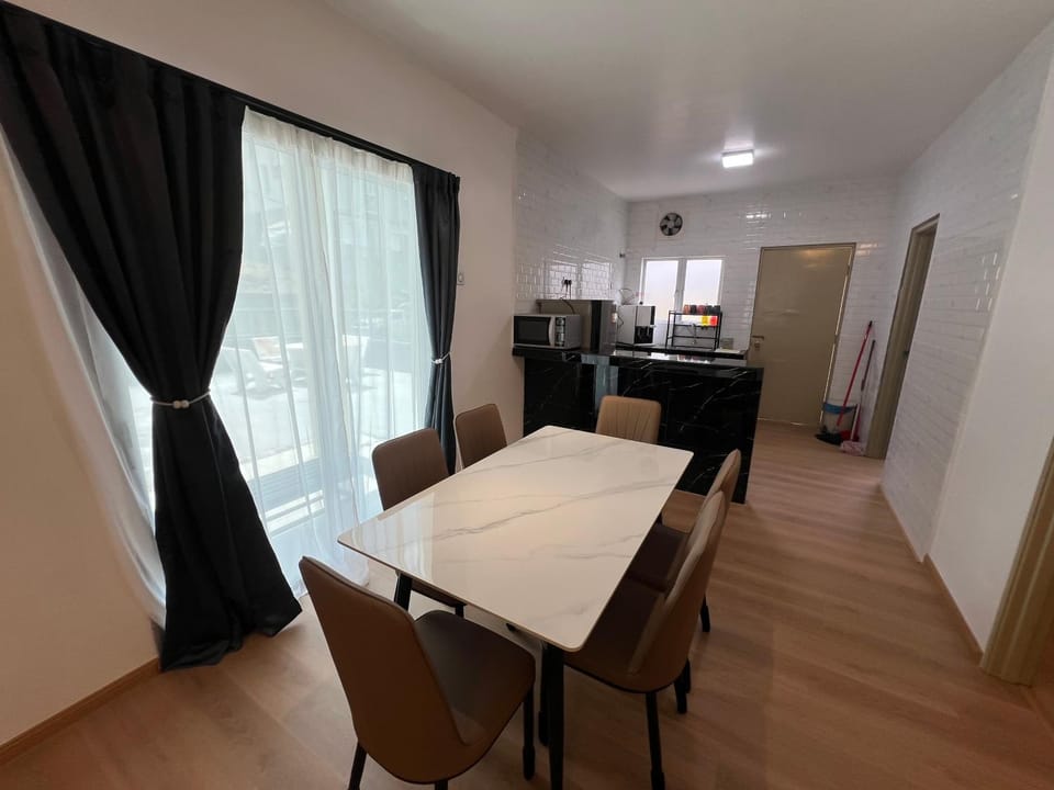 Kitchen or kitchenette, Dining area, oven, stove