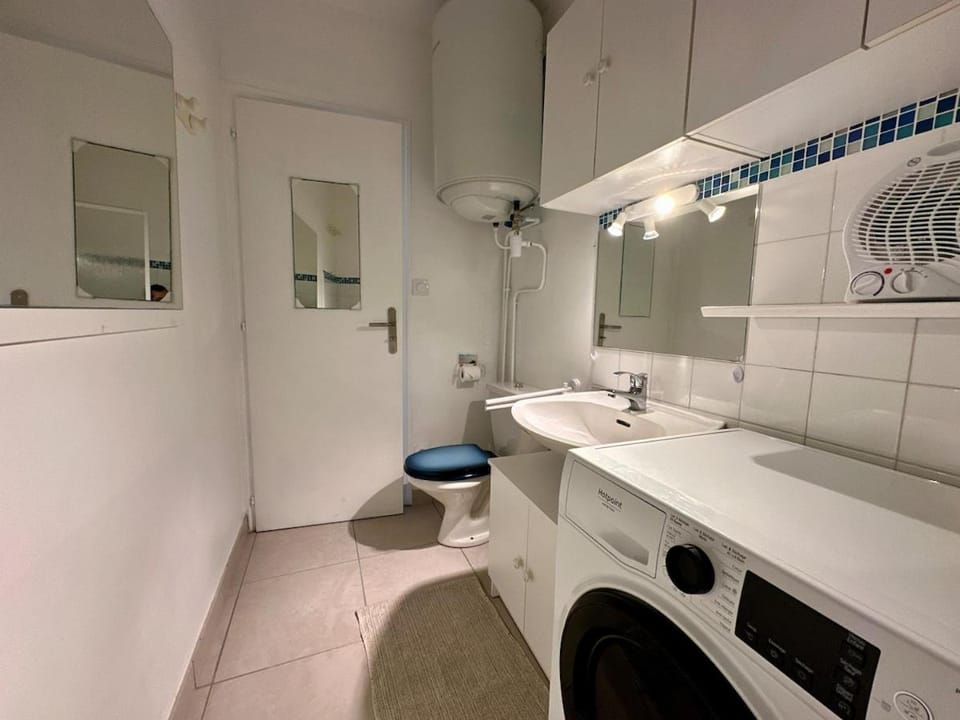 Toilet, Bathroom, towels, washing machine, dryer