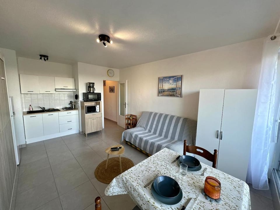 Kitchen or kitchenette, Living room, Seating area, Dining area, oven, stove