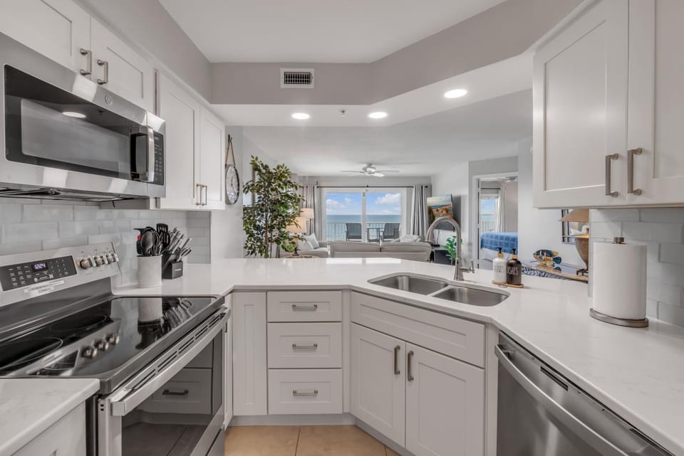 Direct oceanfront penthouse 2/2 with gorgeous corner condo views, a heated pool, and garage Apartment in Ormond By The Sea
