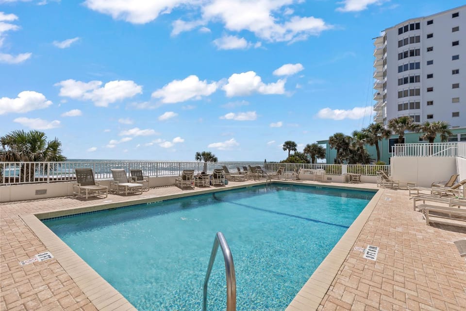 Direct oceanfront penthouse 2/2 with gorgeous corner condo views, a heated pool, and garage Apartment in Ormond By The Sea