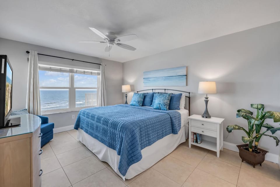 Direct oceanfront penthouse 2/2 with gorgeous corner condo views, a heated pool, and garage Apartment in Ormond By The Sea