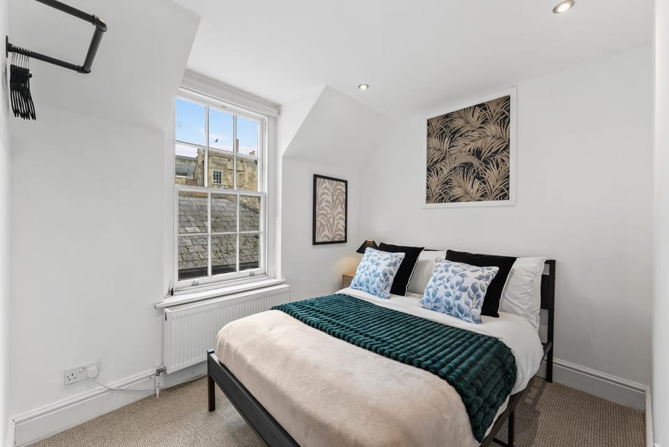 Stylish Roman Bath Abode - The Gatsby Apartment in Bath