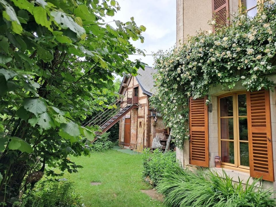L'atypique du buisson de la gariole House in Centre-Val de Loire