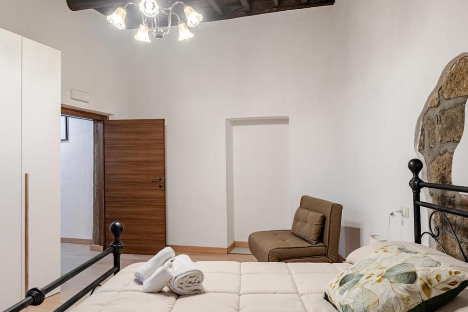 The Window on Piazza Dante In the Historic Center Apartment in Viterbo