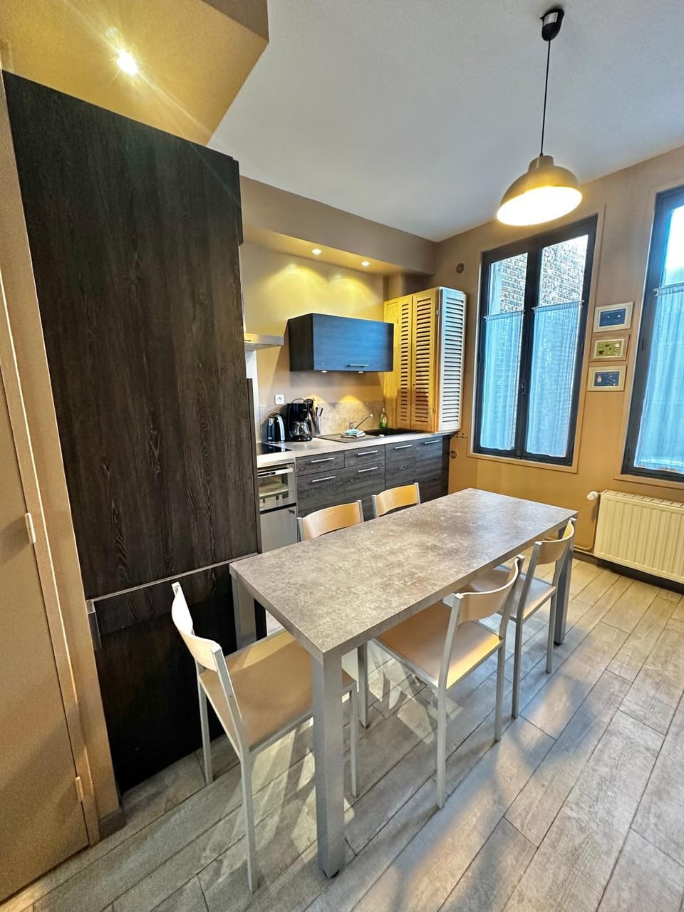 Kitchen or kitchenette, Dining area