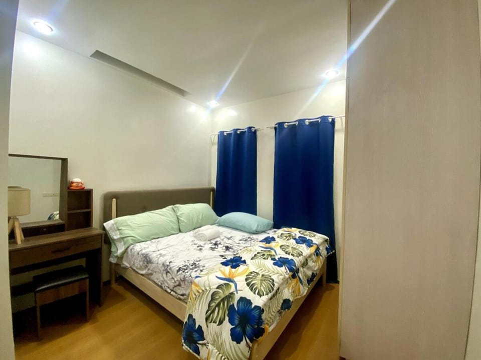 Photo of the whole room, Bedroom, hair dresser
