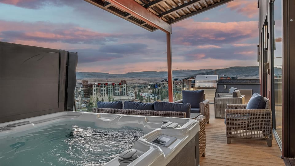Hot Tub, Balcony/Terrace, Seating area, Mountain view