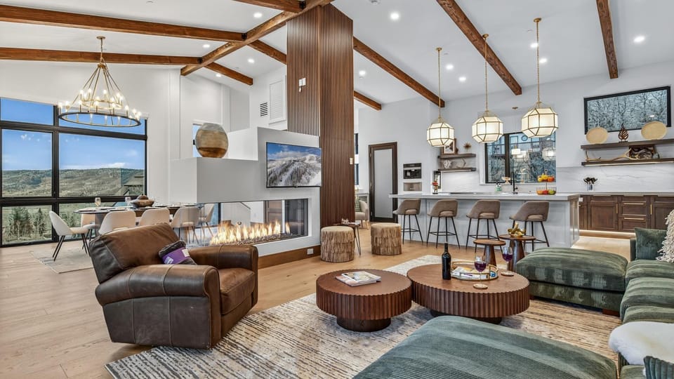 Seating area, Mountain view, fireplace