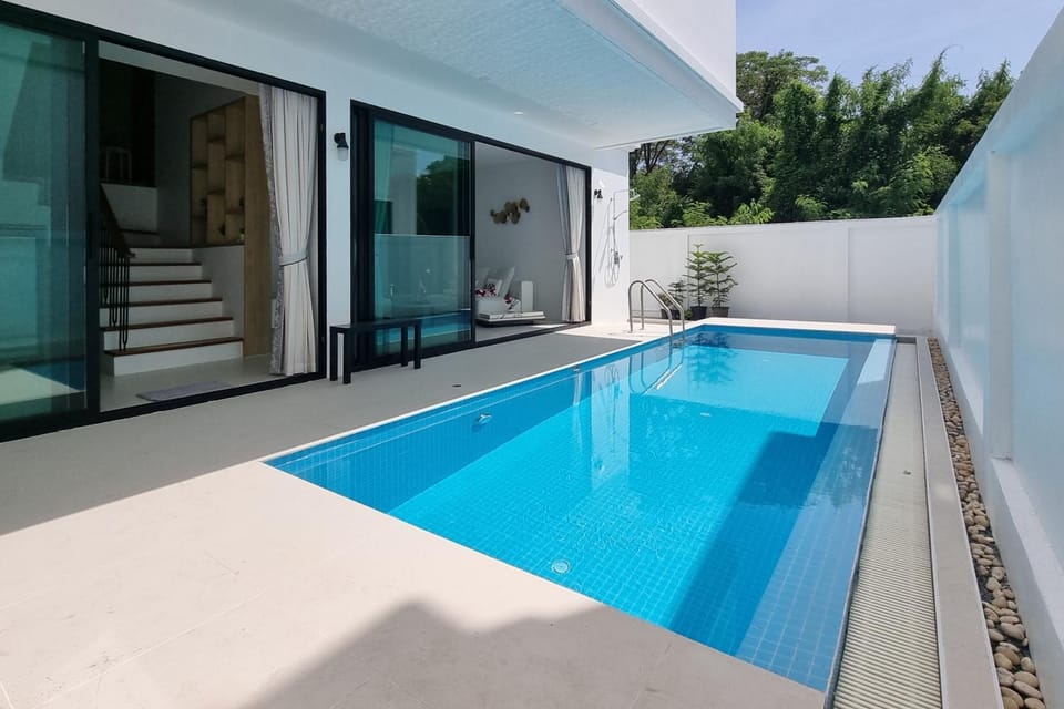 Day, Swimming pool
