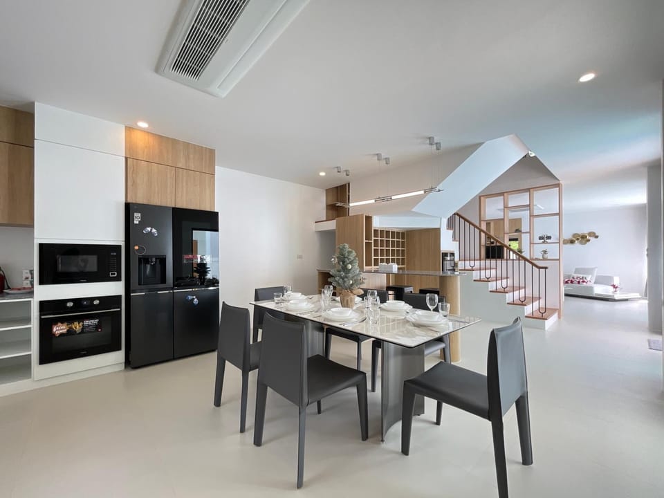 Kitchen or kitchenette, Living room, Seating area, Dining area
