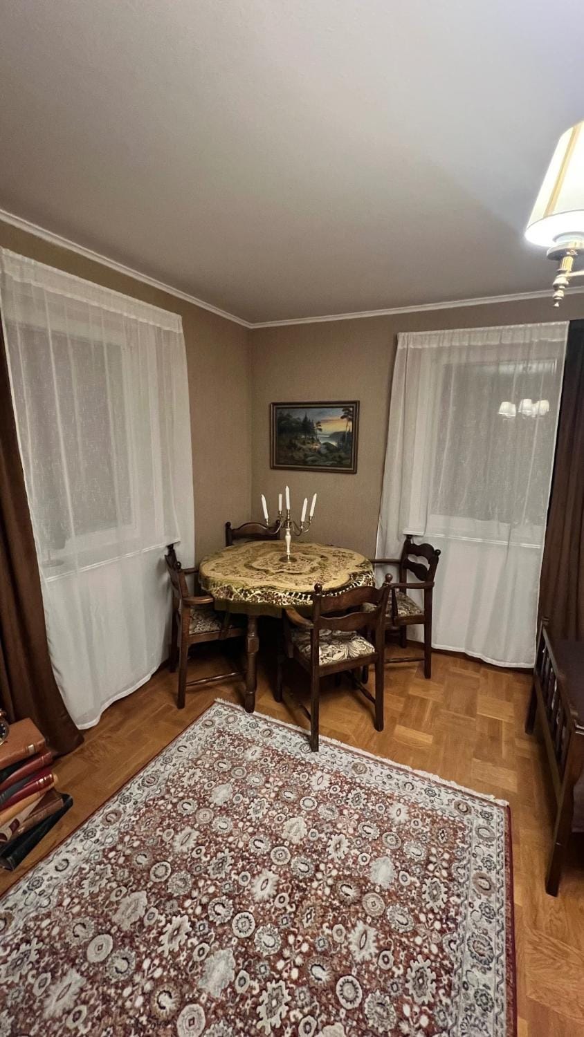 Photo of the whole room, Seating area