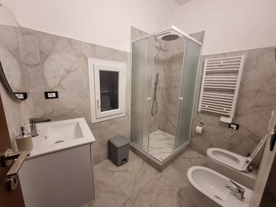 Shower, Toilet, Bathroom, bidet, towels