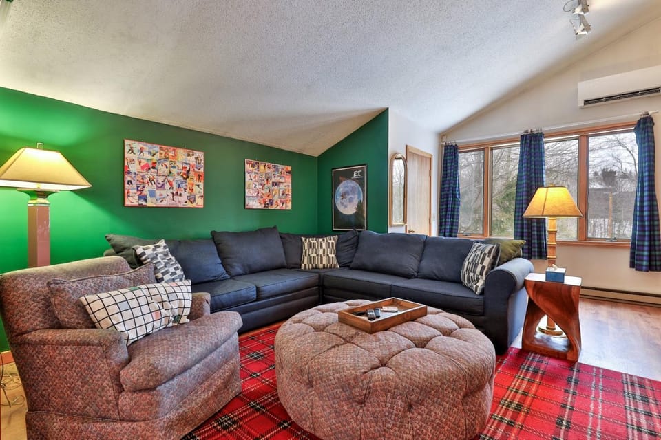Eastwood Chalet - 4BR Killington Chalet | 4 Full Baths | Private Sauna & Hot Tub | Walk-Off Trail House in Mendon