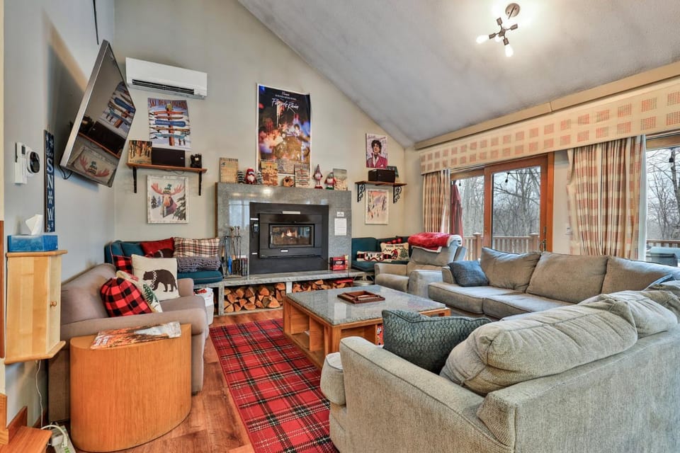 Eastwood Chalet - 4BR Killington Chalet | 4 Full Baths | Private Sauna & Hot Tub | Walk-Off Trail House in Mendon