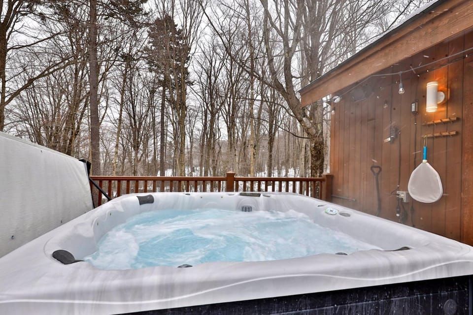 Eastwood Chalet - 4BR Killington Chalet | 4 Full Baths | Private Sauna & Hot Tub | Walk-Off Trail House in Mendon