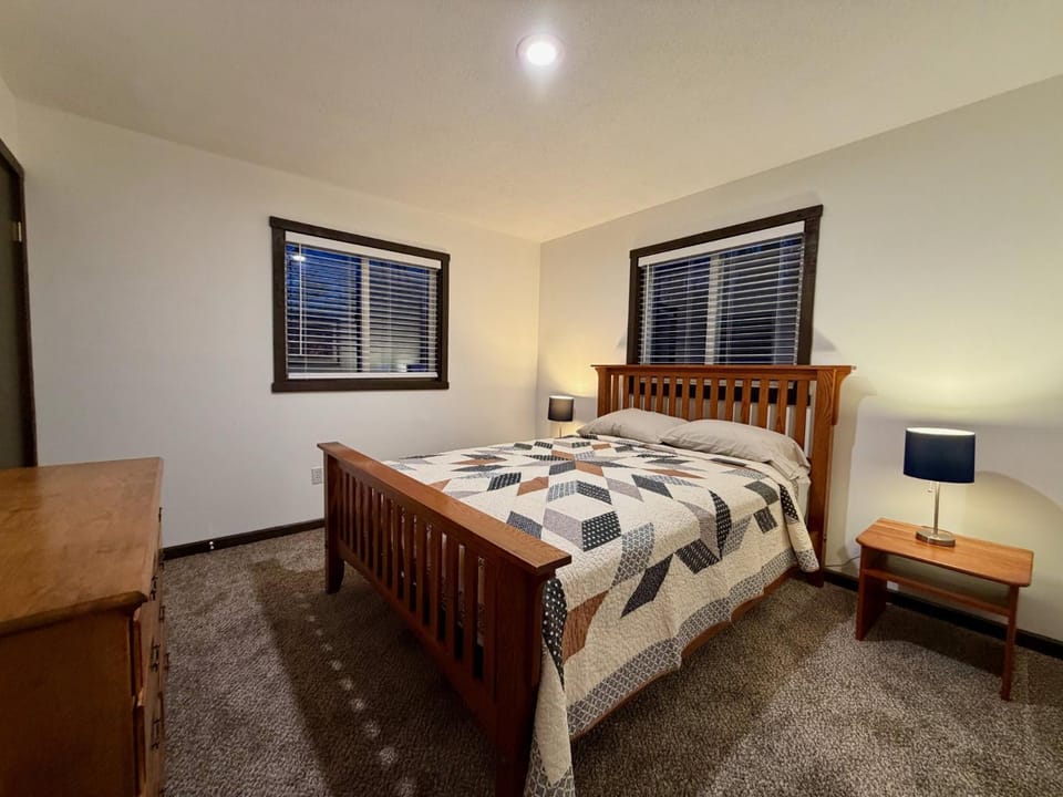 Liquid Lodge: 6BR Multi-Family Hub with 3 Living Areas, Private Hot Tub & Ski Deals House in Mendon
