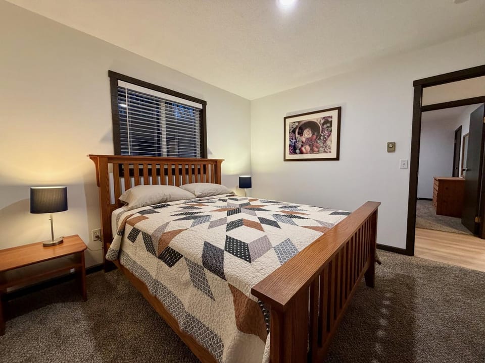 Liquid Lodge: 6BR Multi-Family Hub with 3 Living Areas, Private Hot Tub & Ski Deals House in Mendon