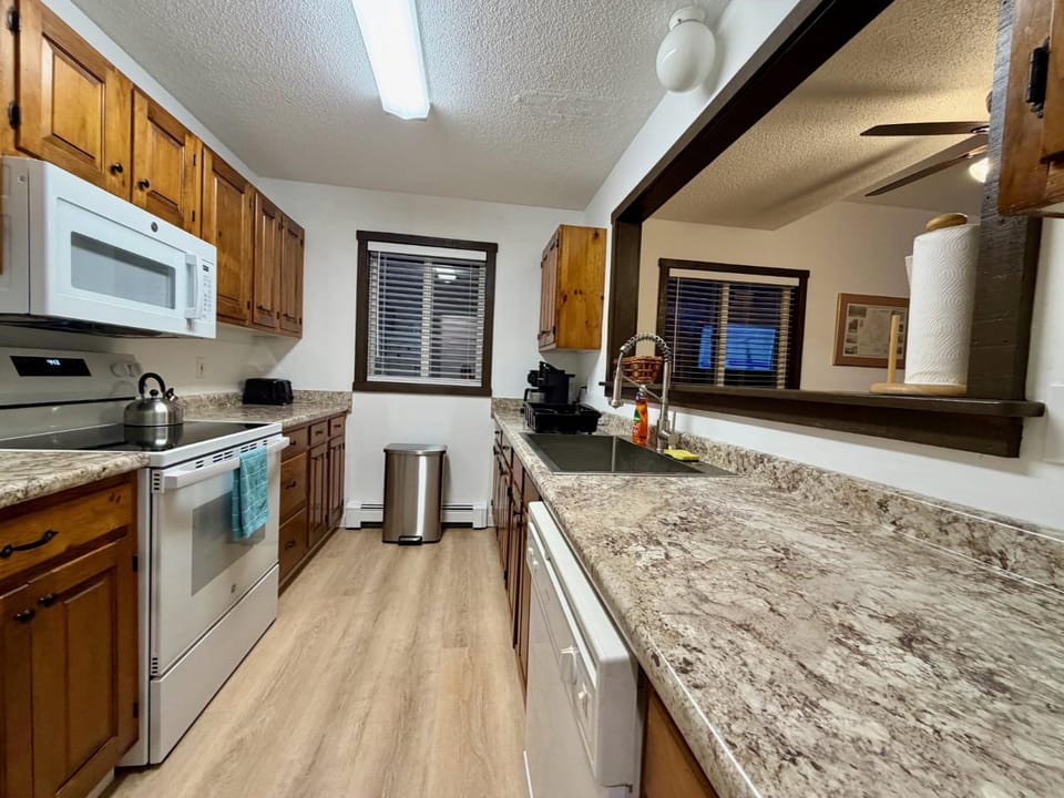 Liquid Lodge: 6BR Multi-Family Hub with 3 Living Areas, Private Hot Tub & Ski Deals House in Mendon
