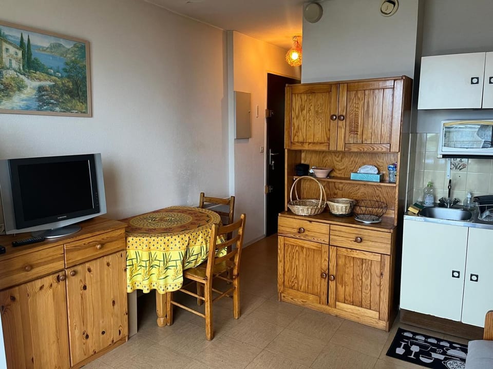 TV and multimedia, Coffee/tea facilities, Kitchen or kitchenette, Dining area, oven, stove, toaster