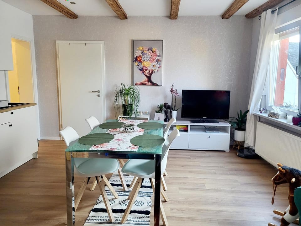 TV and multimedia, Living room, Dining area, Evening entertainment