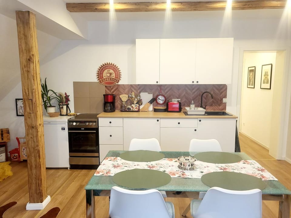 Kitchen or kitchenette, Dining area