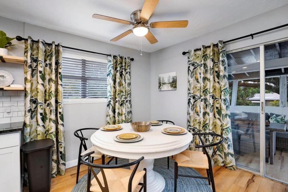 Fabulous design, close to Siesta Apartment in Sarasota