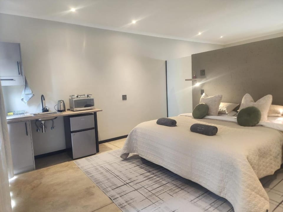 Bed, Kitchen or kitchenette